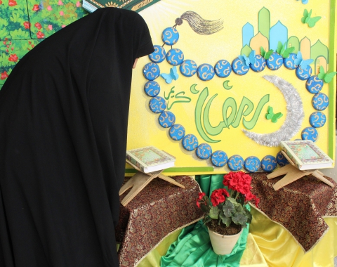 آماده سازی جایگاه ویژه حلول ماه مبارک رمضان در سالن ورودی دبستان